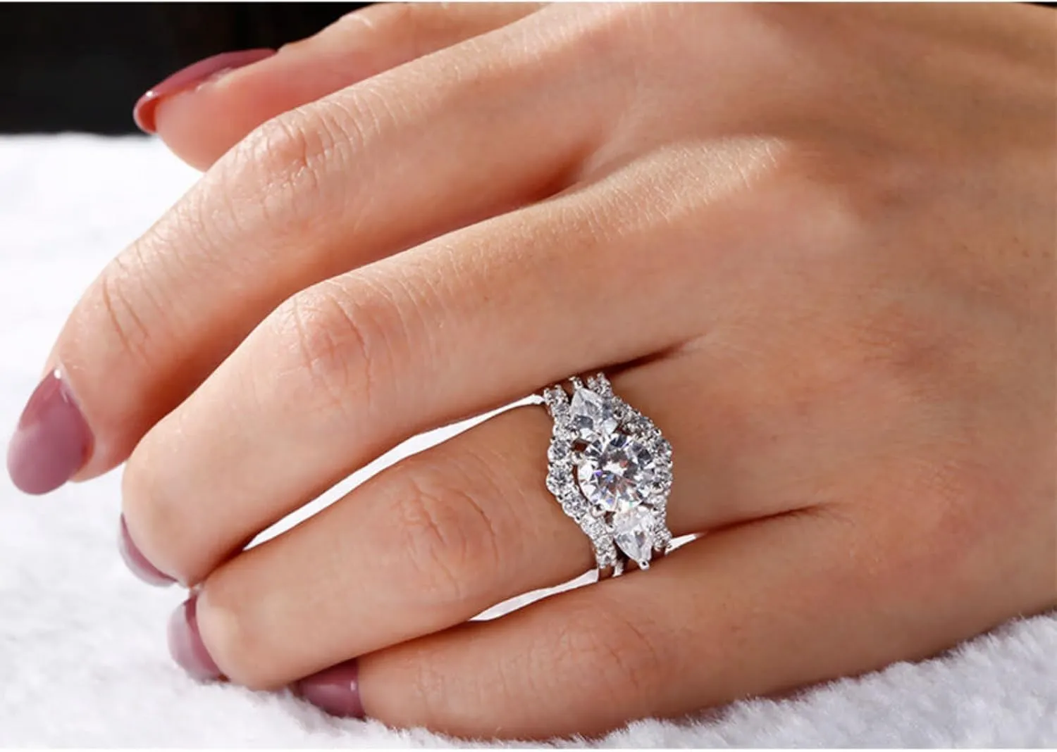 Jeulia Three Stone Round Cut Sterling Silver Ring Set for Wife Anniversary Girlfriend Birthday Gift with Beautiful Jewelry Box