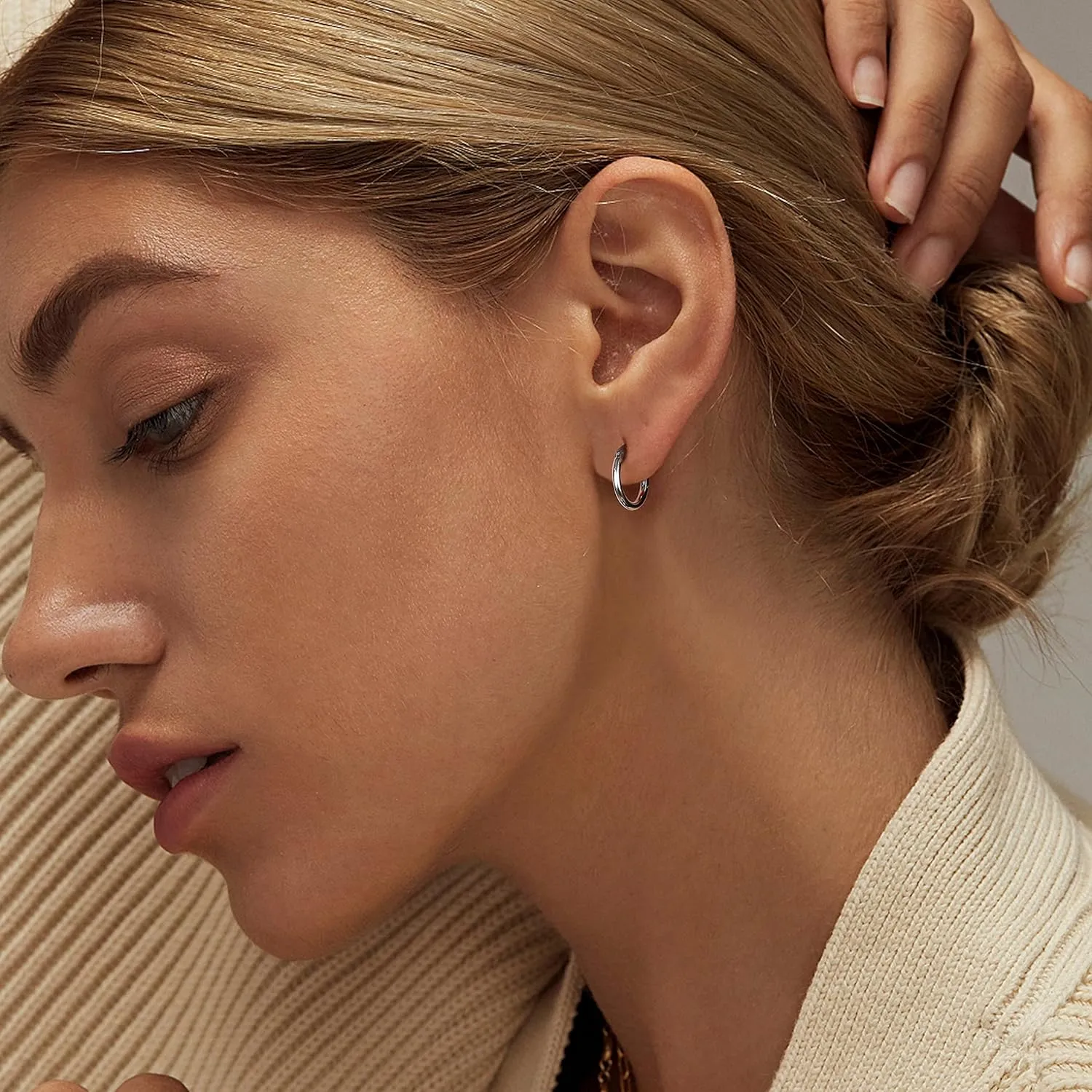 Milacolato 925 Sterling Silver Hoop Earrings for Women 18K White Gold Plated 2.5mm Chunky Huggie Hoop Earrings Hypoallergenic Lightweight Round-Tube Circle Small Big Hoop Earrings 13/15/20/25/30/40/50/60mm
