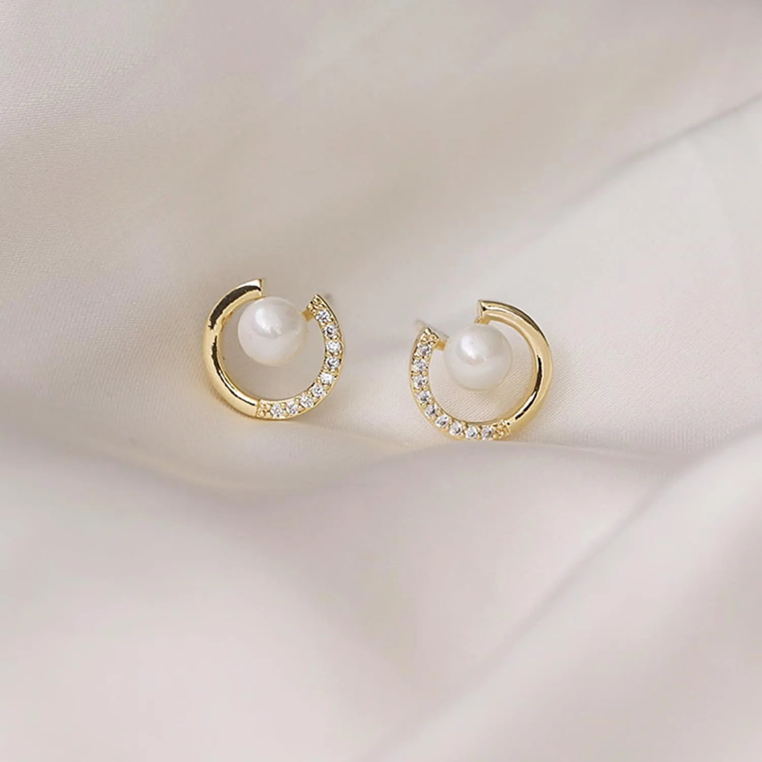 Pearl Small Hoop Earrings Trendy 14K Gold Plated Twisted Small Pearl Crystal Hoop Studs Earring Natural Fresh-water Drop-shaped Pearl Earrings Dainty Earrings Jewelry Gifts for Women Girls