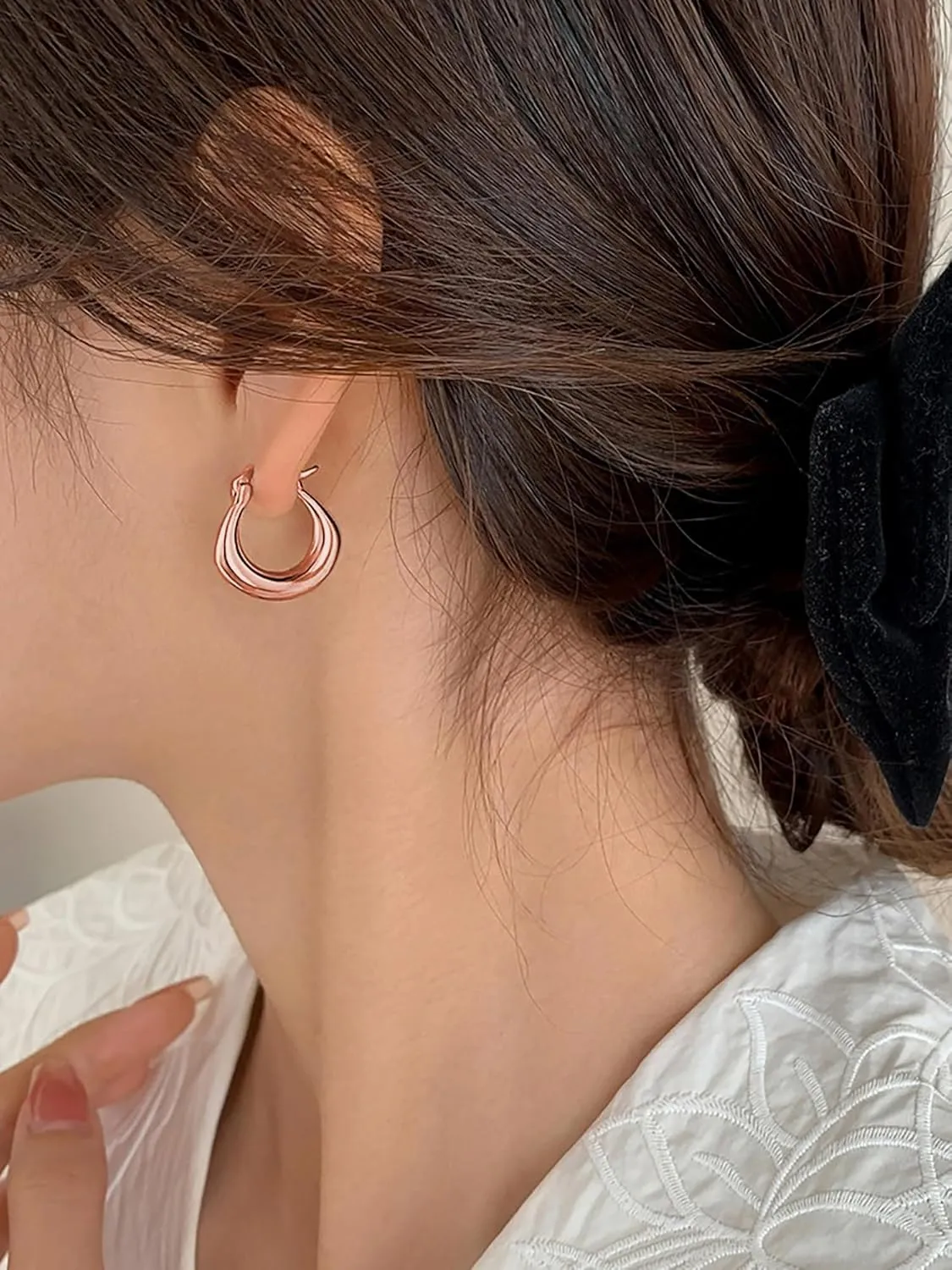 Reffeer 925 Sterling Silver Chunky Hoop Earrings for Women Teens Thick Hoop Earrings Minimalist Huggie Earrings Hypoallergenic